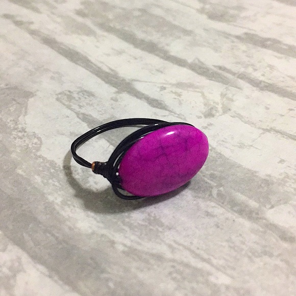 Hand crafted magenta wire wrapped ring - Picture 4 of 7